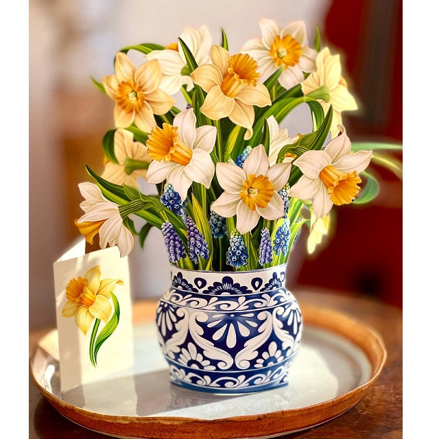 https://ellingtonagway.com/cdn/shop/files/fresh-cut-paper-english-daffodils-3d-paper-flower-bouquet-3_640x640.jpg?v=1682893712